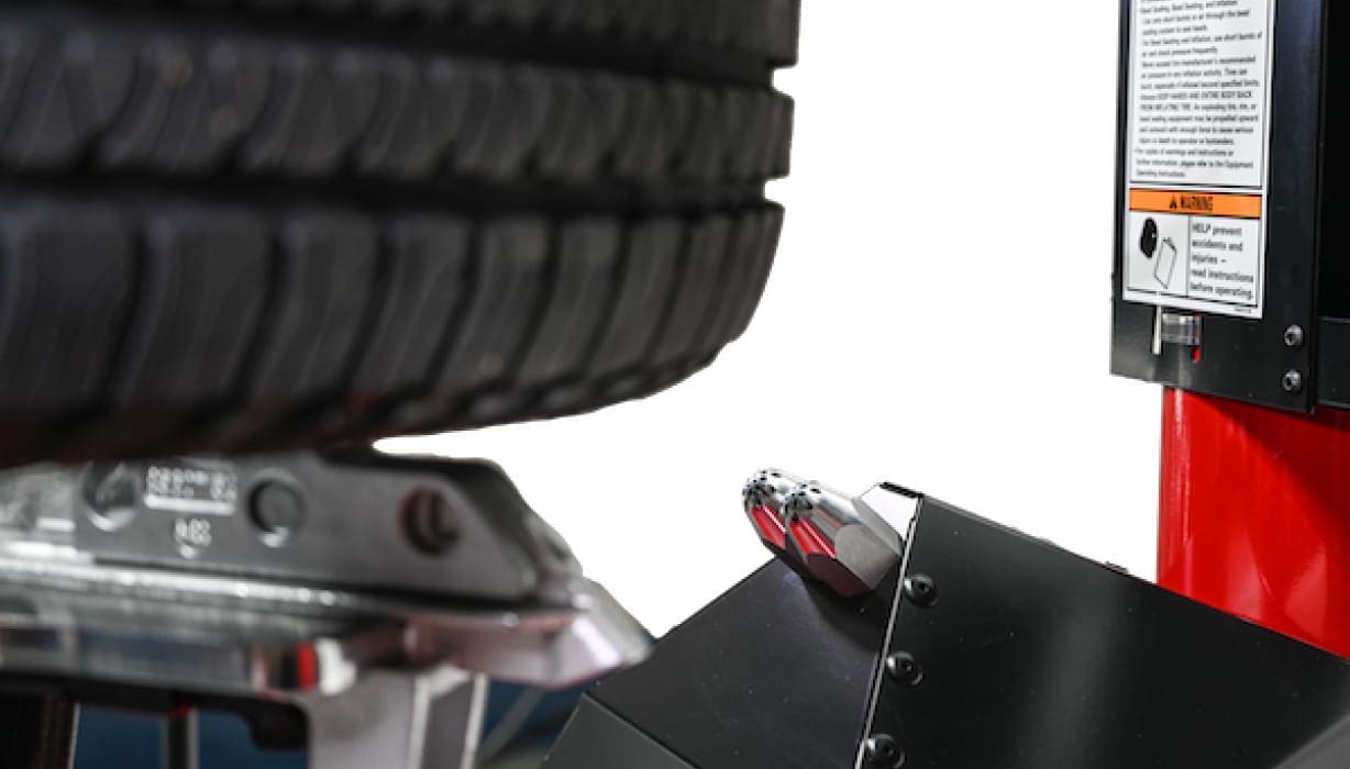 Coats MAXX 90 Leverless Rim Clamp Tire Changer with Robo-Arm 220V