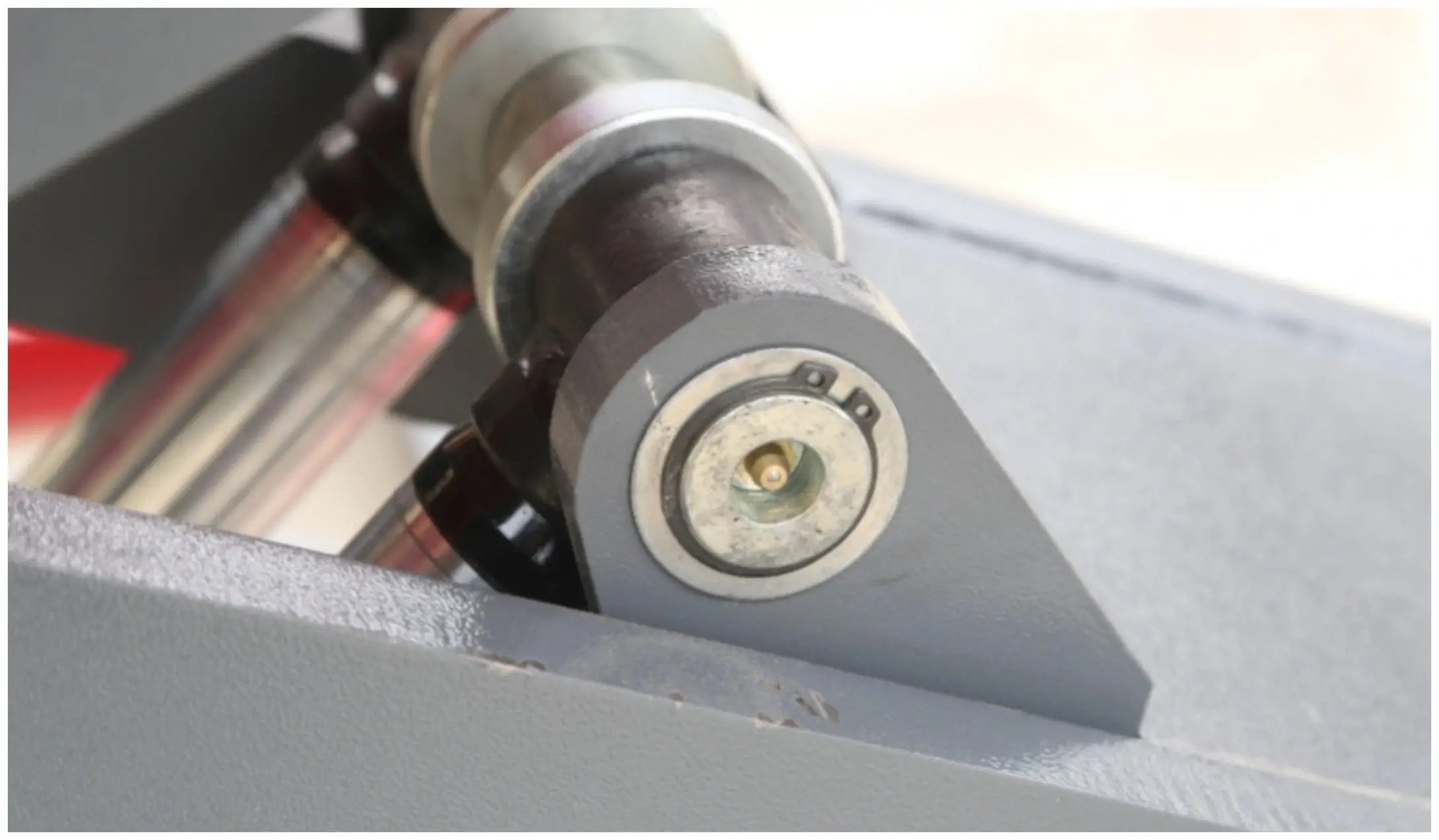 Close-up of scissor pivot roller on Fortisky FSL-FR90 lift