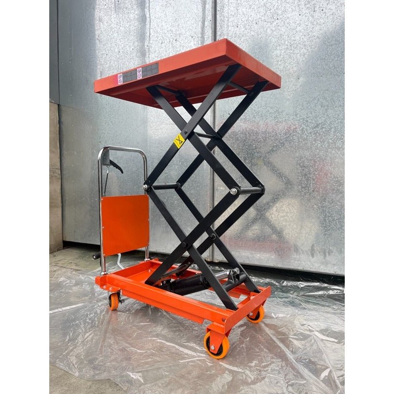 Hydraulic foot pedal and pump mechanism on Katool mobile lift cart