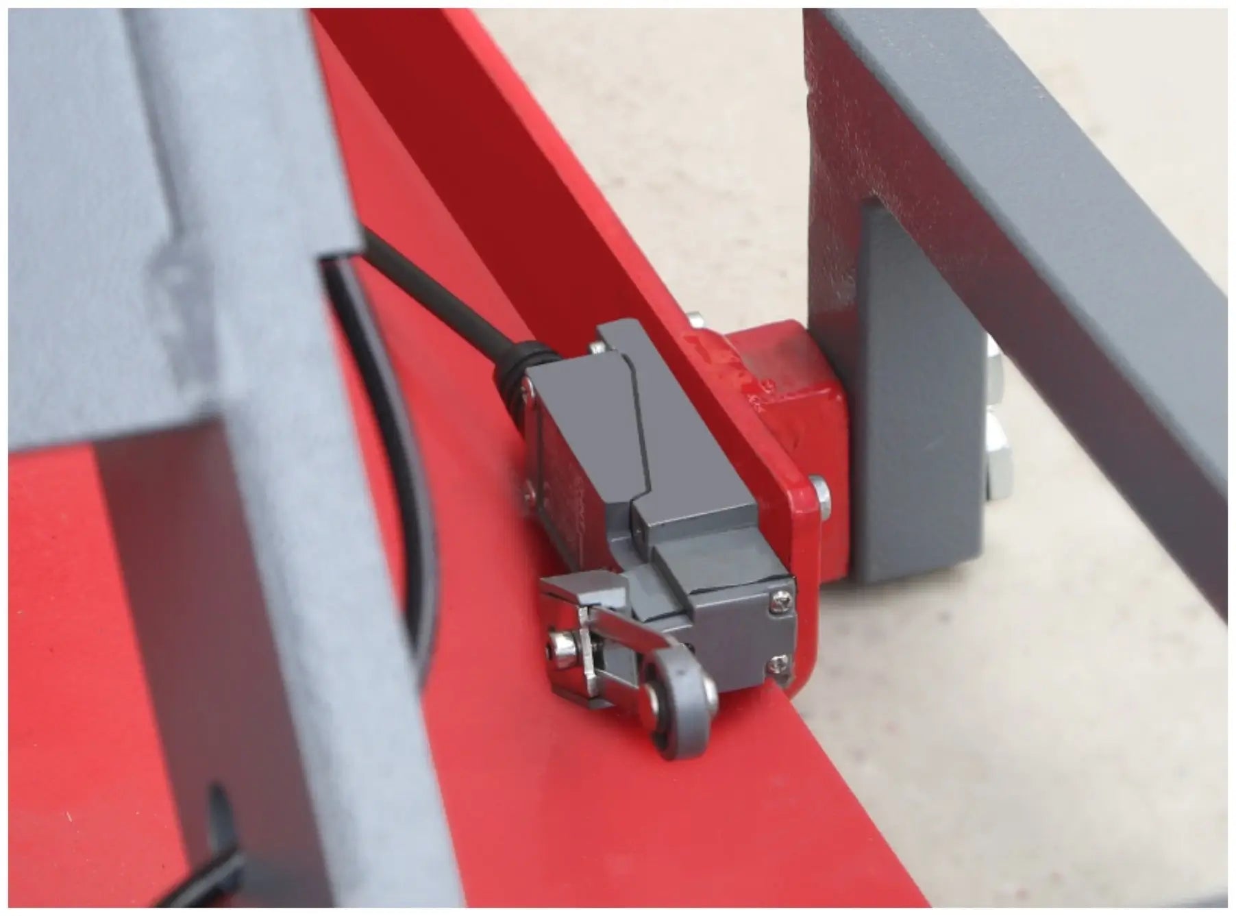 Fortisky FSL-MR80 electric safety lock latch on scissor lift platform
